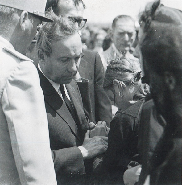 17_F 71 334 R38.jpg - Le ministre vers les familles...